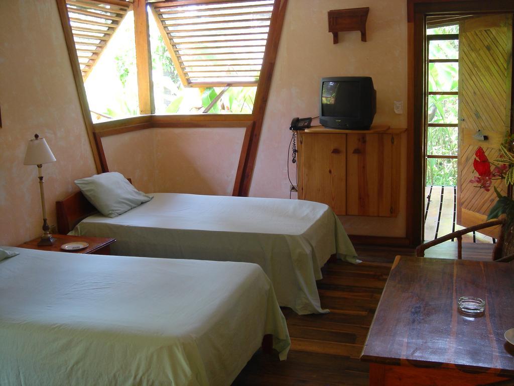 Whistling Bird Hotell Negril Exteriör bild