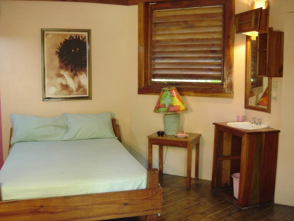 Whistling Bird Hotell Negril Exteriör bild